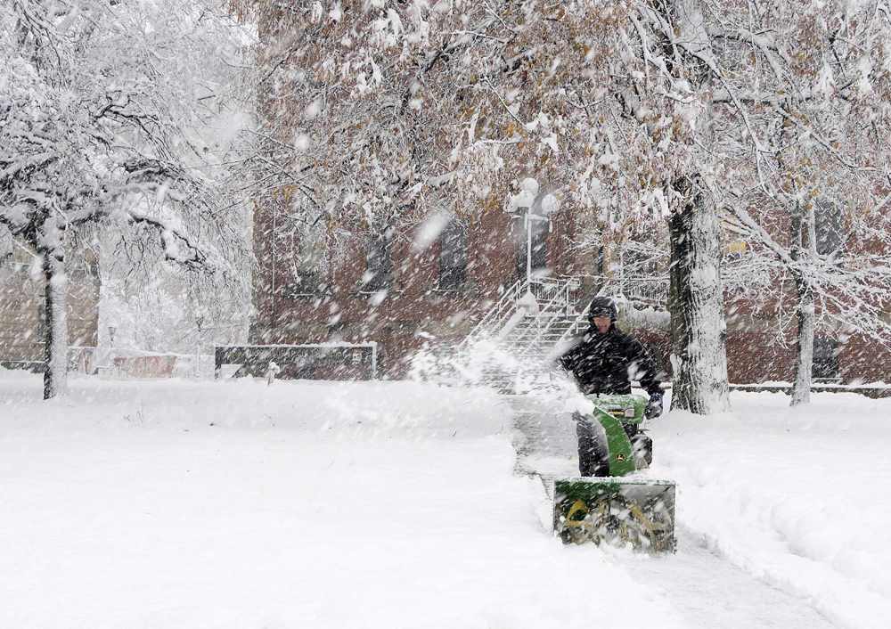 Accumulating snowfall expected Tuesday