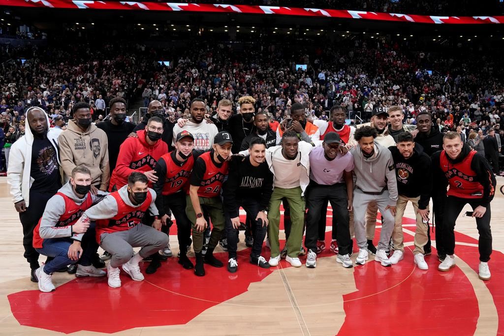 Canadian men’s soccer team earns standing ovation during Raptors game