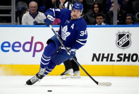 Matthews scores 50th goal of the season, Maple Leafs down Jets