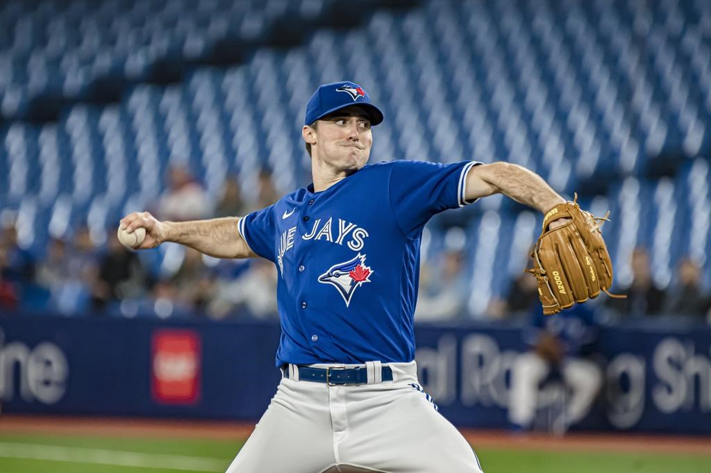 Torres drives in three runs as Yankees edge Blue Jays for 10th straight win