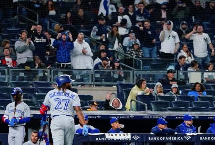 Torres hit in 9th, Yanks win 10th in row, beat Blue Jays 3-2