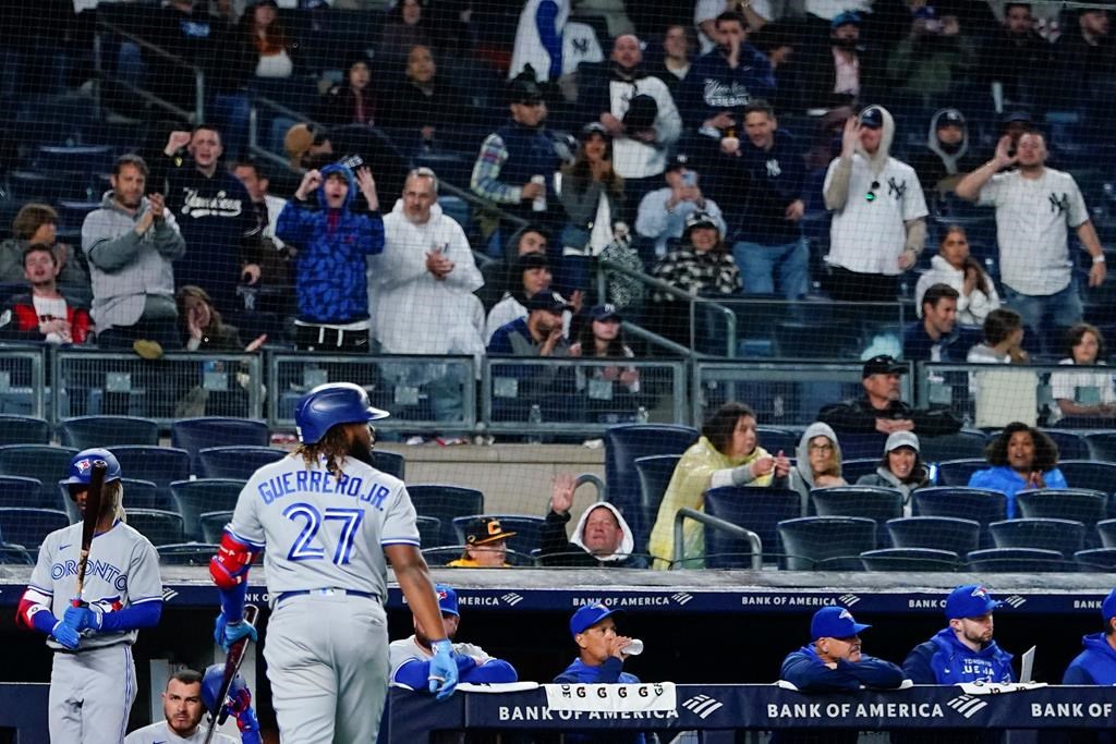 Torres hit in 9th, Yanks win 10th in row, beat Blue Jays 3-2