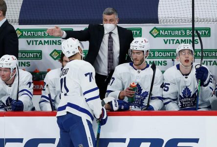 Leafs going with same lineup for Game 5; under-fire Holl praised by coach, teammates