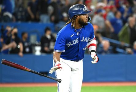 Jays hit three homers but Ryu leaves early with forearm issue in 7-3 win over ChiSox