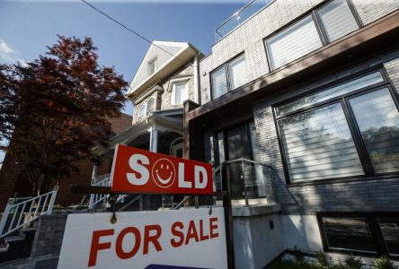 ‘Wait and see’: Toronto, Vancouver home sales plummet from 2021 as buyers hang around