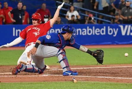 Jansen’s clutch hitting lifts Blue Jays past Cubs 5-4 in 11 innings