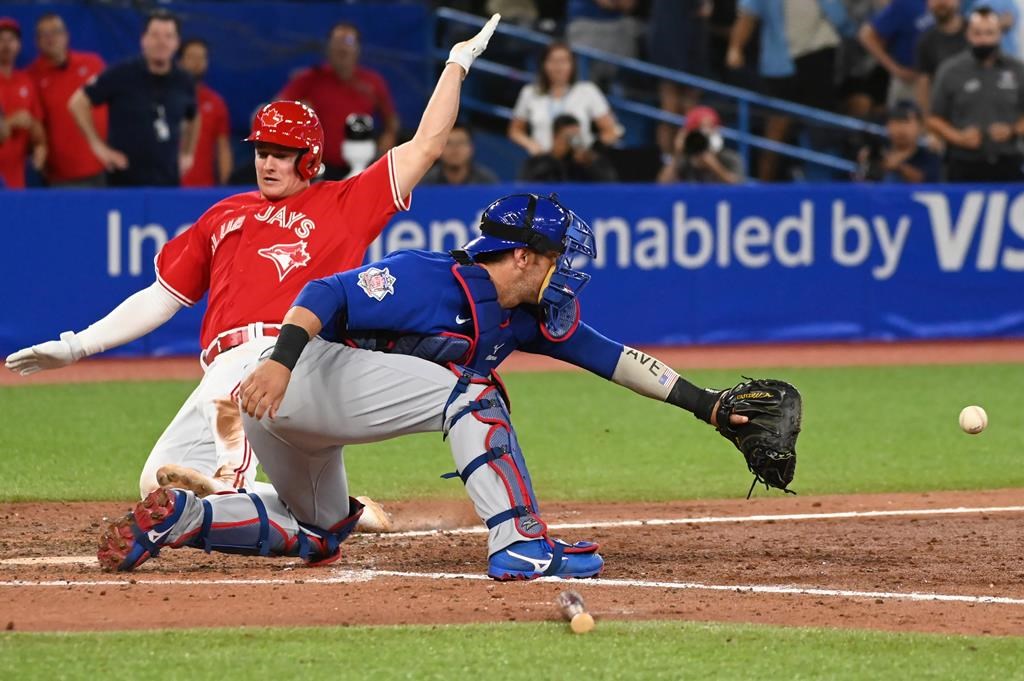 Jansen’s clutch hitting lifts Blue Jays past Cubs 5-4 in 11 innings