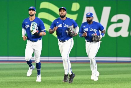 Teoscar Hernandez lifts Blue Jays over Cubs 5-3 to back Kevin Gausman’s strong outing