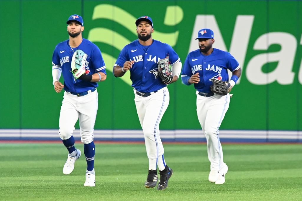 Teoscar Hernandez lifts Blue Jays over Cubs 5-3 to back Kevin Gausman’s strong outing