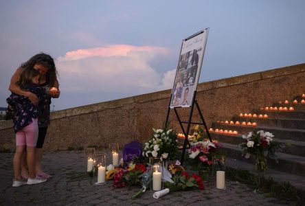 Hundreds attend candlelight vigil for six young people killed in Barrie, Ont., crash