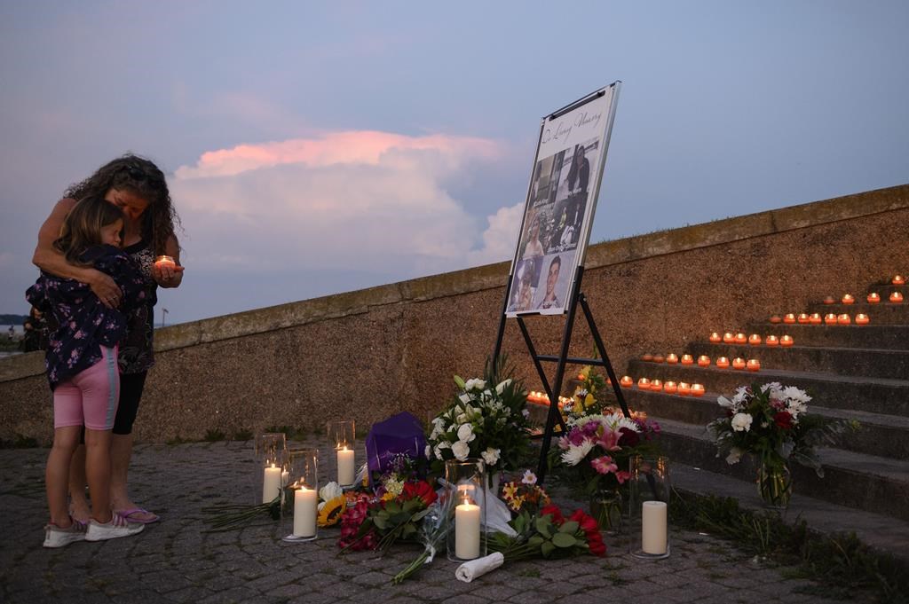 Hundreds attend candlelight vigil for six young people killed in Barrie, Ont., crash