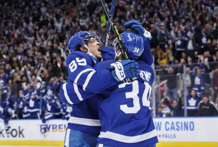 Nick Robertson joins the lineup and scores two to lead Leafs over Stars in OT