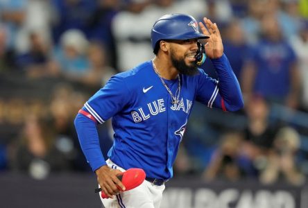 Blue Jays trade outfielder Teoscar Hernandez to Mariners for pitchers Swanson, Macko