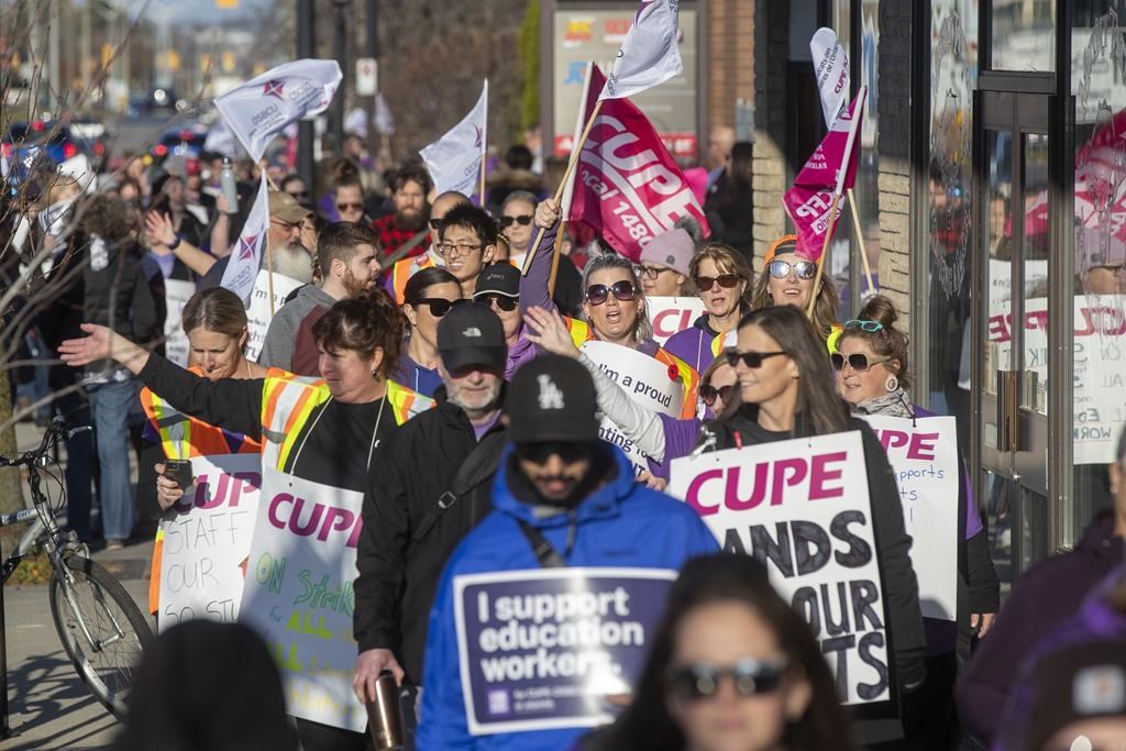 Ontario parents worried about another disruption to learning as possible strike looms