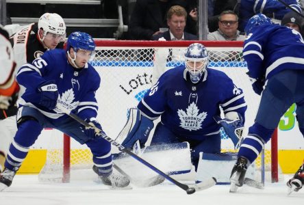 Marner extends point streak, Samsonov shuts the door as Leafs hammer last-place Ducks