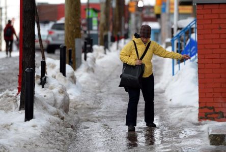 Snow falls across southern Ontario as winter storm makes for messy commute