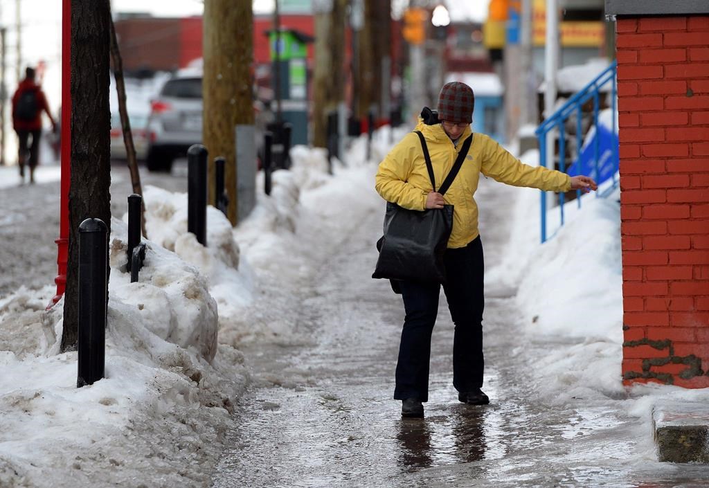 Snow falls across southern Ontario as winter storm makes for messy commute