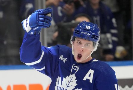 Mitch Marner scores late, Matt Murray shines as Leafs down Predators 2-1