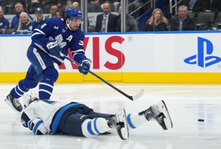 Matthews scores twice, Samsonov makes 37 saves as Maple Leafs down Jets 4-1