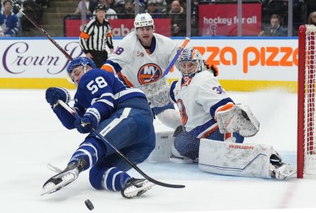 William Nylander powers Maple Leafs over struggling Islanders