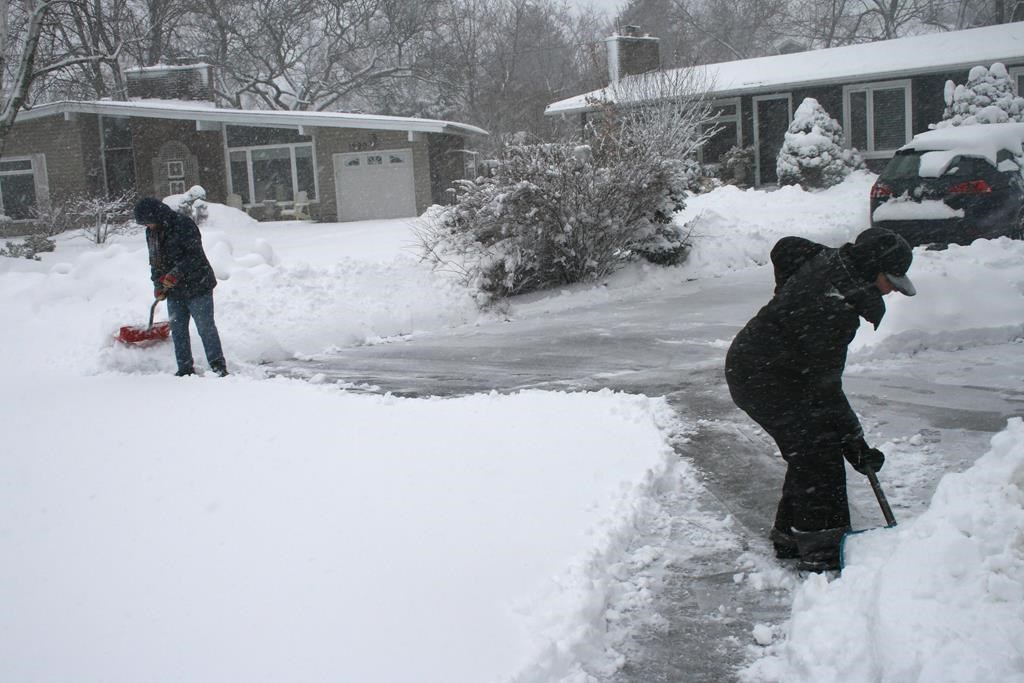 Southern Ontarians dealing with more snow as winter storms moves through region