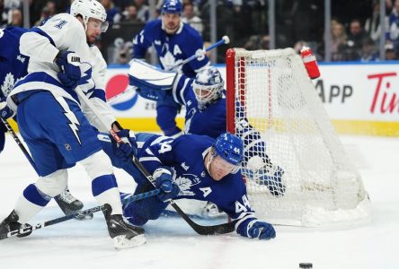 Lightning score early, often on the way to embarrassing Maple Leafs 7-3 in Game 1