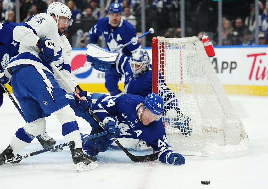 Lightning score early, often on the way to embarrassing Maple Leafs 7-3 in Game 1