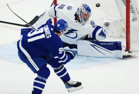 Tavares scores hat trick, Leafs thump Lightning 7-2 in emphatic Game 2 response