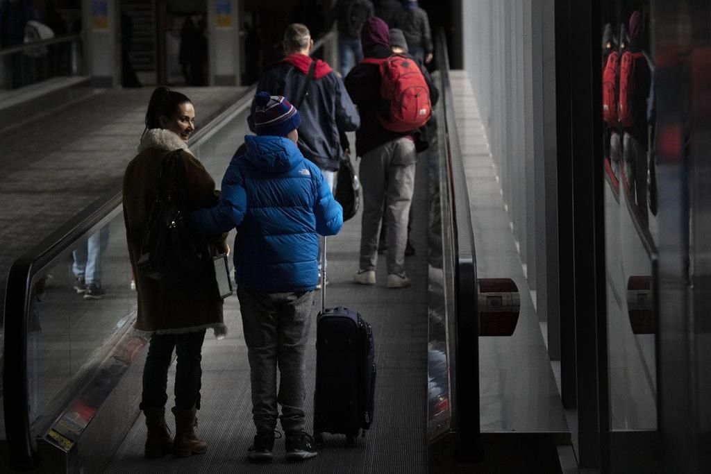 Customer satisfaction with Air Canada, WestJet falls below average: Survey