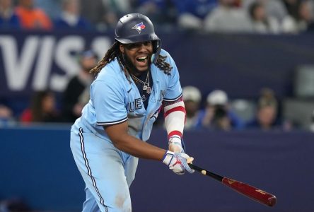 Blue Jays slugger Vladimir Guerrero Jr. day to day with sore right knee