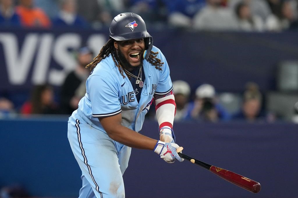 Blue Jays slugger Vladimir Guerrero Jr. day to day with sore right knee