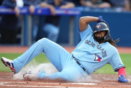 Toronto Blue Jays pound out 14 hits in 7-2 victory over Milwaukee Brewers