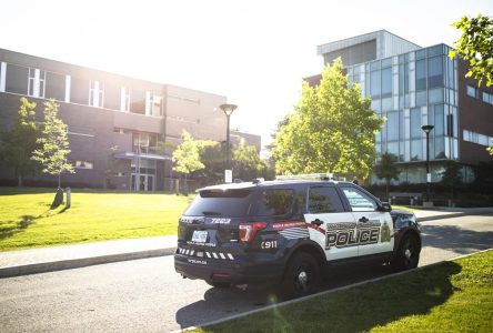 Three people taken to hospital, one in custody after University of Waterloo stabbing