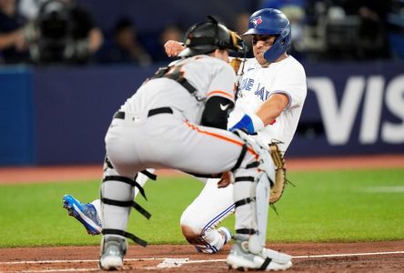 Blue Jays score five runs in first inning and roll to 6-1 victory over Giants