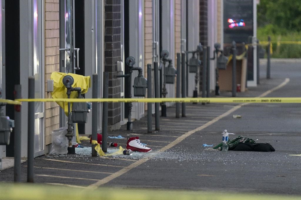 Four injured, one in life-threatening condition after shooting in Mississauga, Ont.