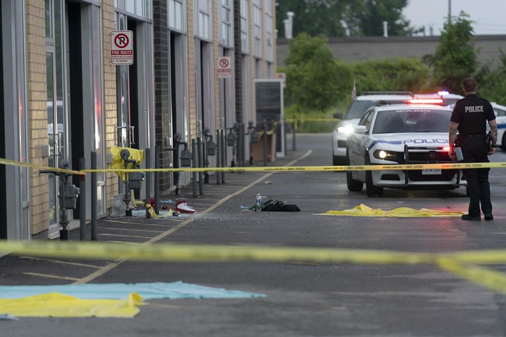 Police still searching for suspects after quadruple shooting in Mississauga, Ont.