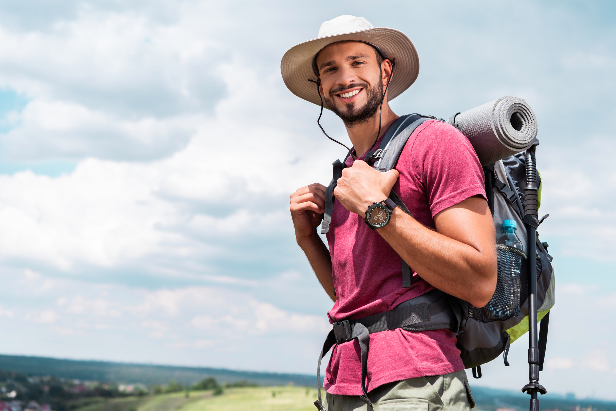 World tourist. Путешественник с фотоаппаратом. Турист с фотоаппаратом. Мужской стиль путешественника. Турист с рюкзаком.