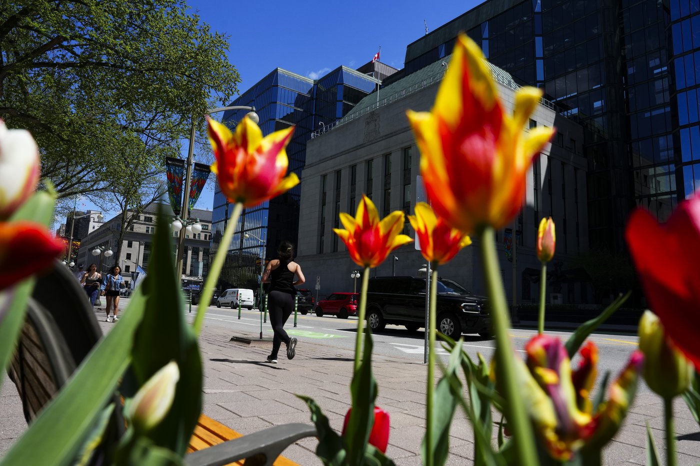 BoC considered waiting until July to cut interest rates, summary says