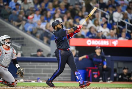 Guerrero Jr. extends hit streak to 20 games as Jays hold on to down Orioles 7-6