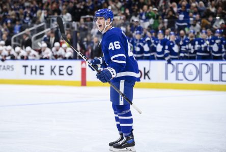 Maple Leafs sign forward Alex Steeves to one-year two-way contract