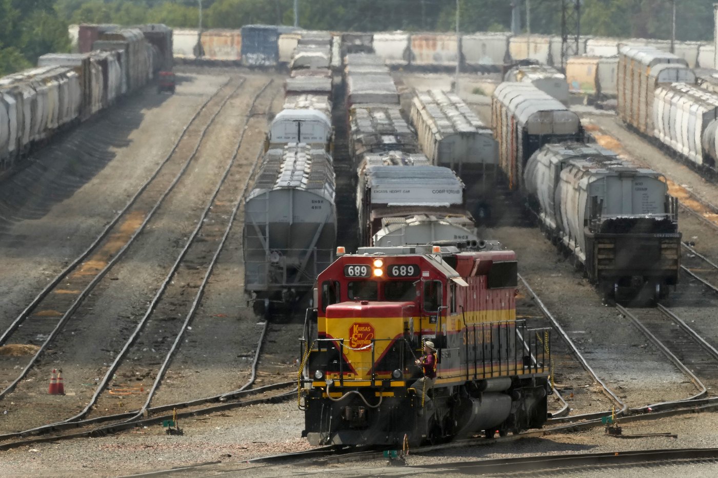 Labor dispute stops Canadian freight railroads and could cause major economic disruption in US