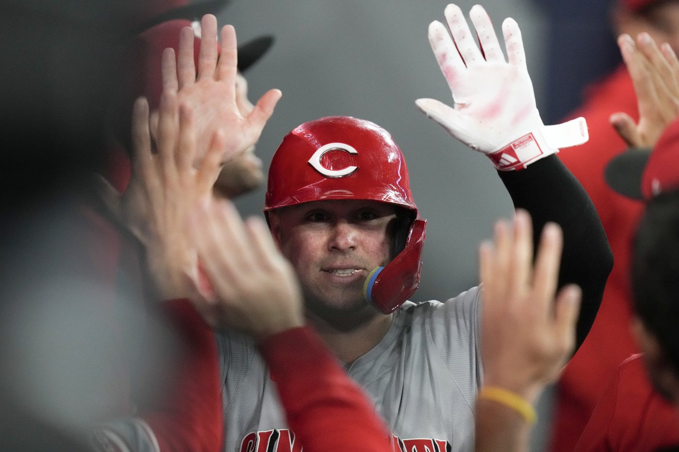 Reds score four in sixth-inning outburst, roll past Blue Jays 6-3