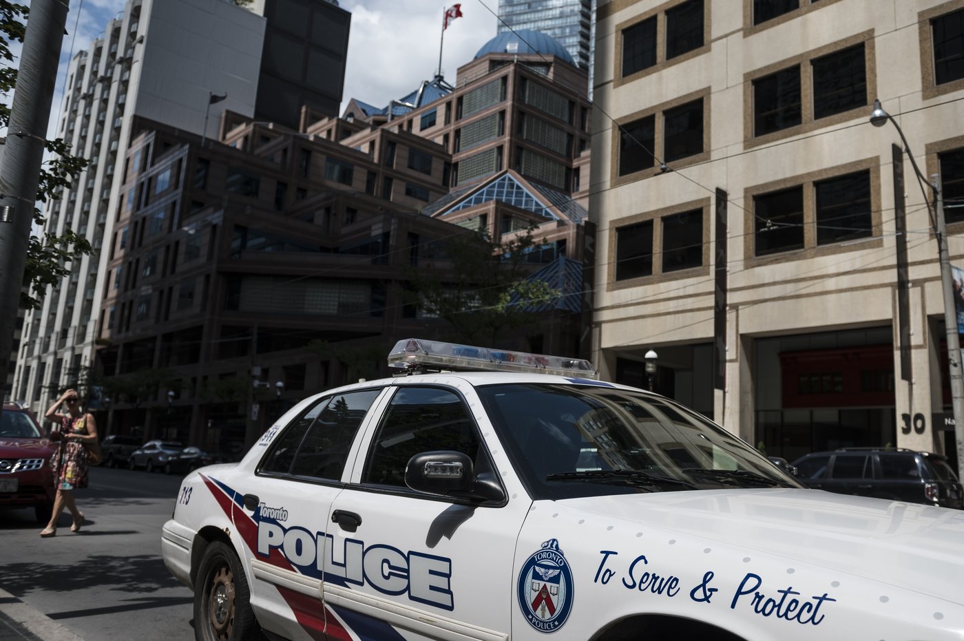 Officer first reported as ‘slashed,’ actually cut hand on glass door: Toronto police