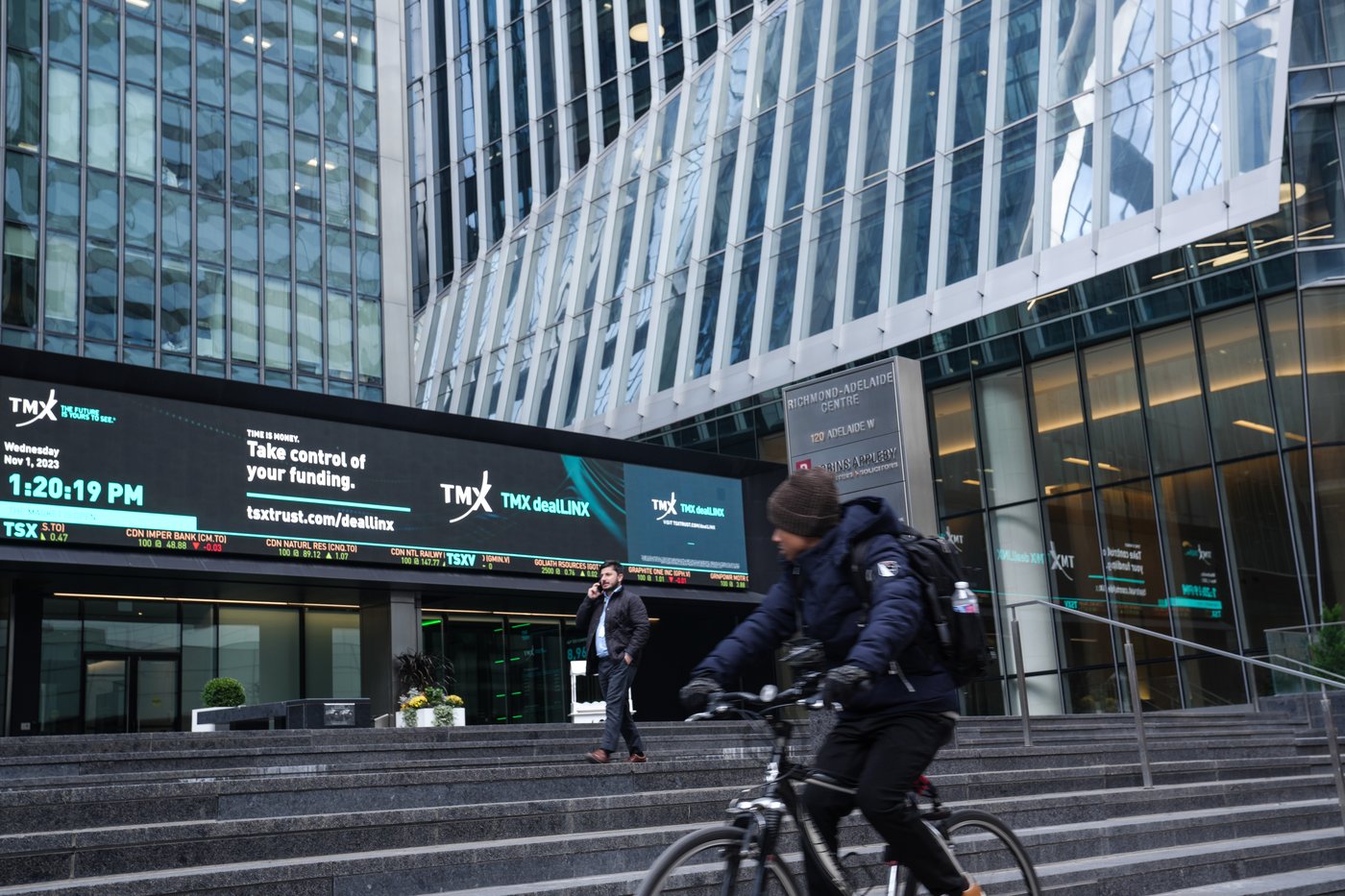 S&P/TSX up almost 200 points, U.S. stock markets also climb after strong jobs report