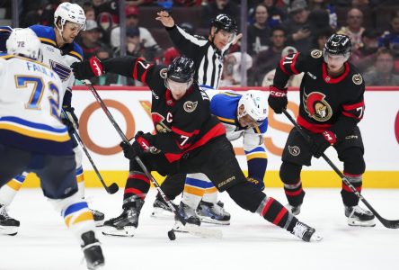 Senators crank up offensive power, whip Blues 8-1