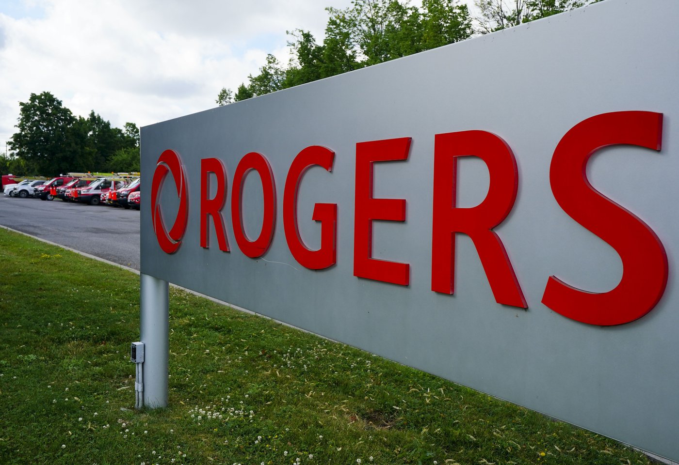 Rogers to sell minority stake in portion of backhaul infrastructure to pay down debt