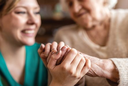 Renforcer les capacités des proches aidants : Lancement du projet pilote du Programme de partenaires de soins essentiels