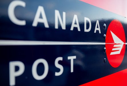 Canada Post quarterly loss tops $300M as strike hits second week — and rivals step in