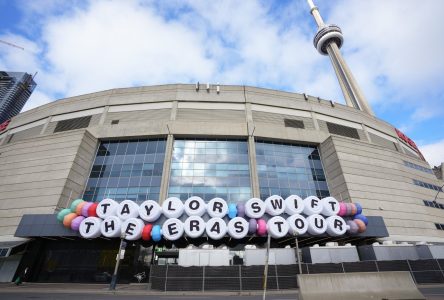 The Latest: Taylor Swift embraces Canadian fans after kicking off Toronto tour dates