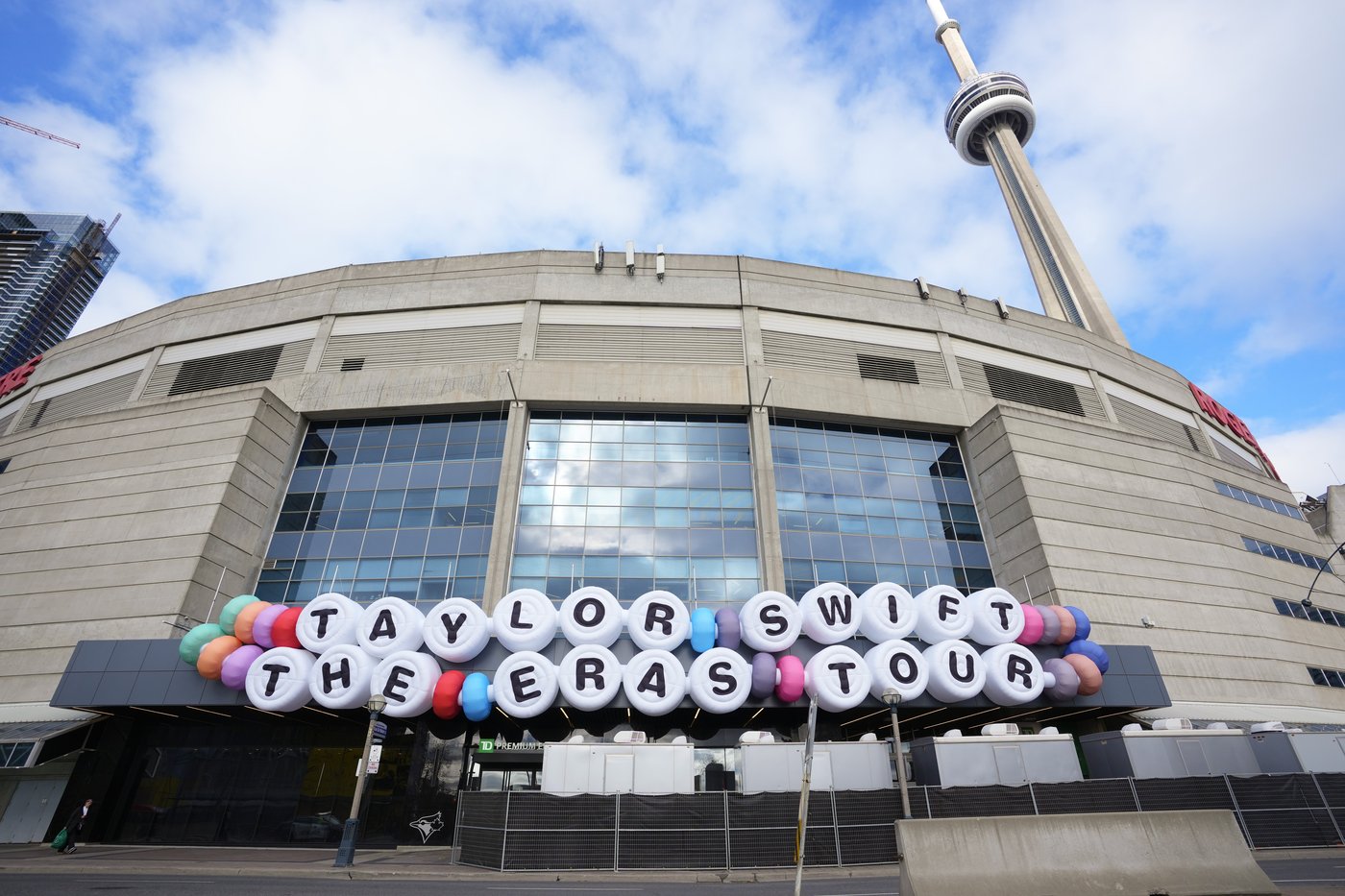 The Latest: Taylor Swift embraces Canadian fans after kicking off Toronto tour dates